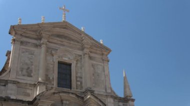 Dubrovnik Adriyatik Denizi üzerinde Hırvat bir şehirdir. Akdeniz'de en önemli turistik yerlerinden biridir.