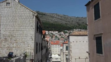Dubrovnik Adriyatik Denizi üzerinde Hırvat bir şehirdir. Akdeniz'de en önemli turistik yerlerinden biridir.