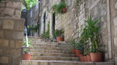 Dubrovnik Adriyatik Denizi üzerinde Hırvat bir şehirdir. Akdeniz'de en önemli turistik yerlerinden biridir.