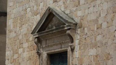 Dubrovnik Adriyatik Denizi üzerinde Hırvat bir şehirdir. Akdeniz'de en önemli turistik yerlerinden biridir.