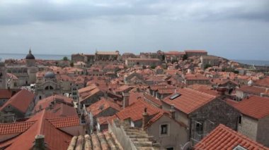 Dubrovnik Adriyatik Denizi üzerinde Hırvat bir şehirdir. Akdeniz'de en önemli turistik yerlerinden biridir.
