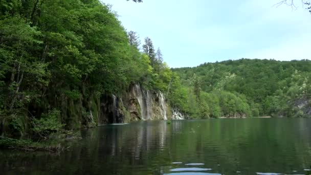 プリトヴィツェ湖群国立公園は南東ヨーロッパの最も古い National Parks とクロアチアで最大の国立公園の一つ — ストック動画
