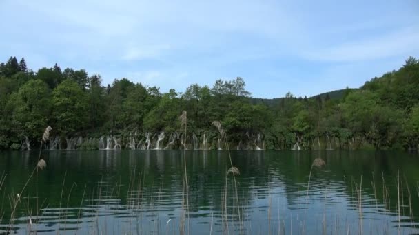 プリトヴィツェ湖群国立公園は南東ヨーロッパの最も古い National Parks とクロアチアで最大の国立公園の一つ — ストック動画