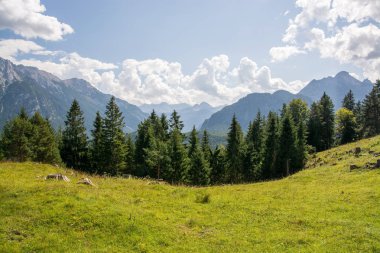 Karwendel'de Kuzey kireçtaşı Alpler'in en büyük dağ aralığıdır. Mittenwald Bavaria, Almanya için bir şehirdir.