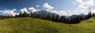 Karwendel'de Kuzey kireçtaşı Alpler'in en büyük dağ aralığıdır. Mittenwald Bavaria, Almanya için bir şehirdir.