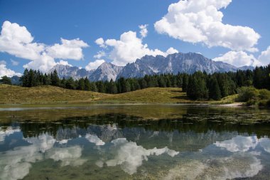 Karwendel'de Kuzey kireçtaşı Alpler'in en büyük dağ aralığıdır. Mittenwald Bavaria, Almanya için bir şehirdir.