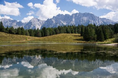 Karwendel'de Kuzey kireçtaşı Alpler'in en büyük dağ aralığıdır. Mittenwald Bavaria, Almanya için bir şehirdir.