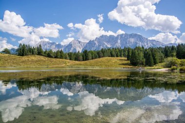 Karwendel'de Kuzey kireçtaşı Alpler'in en büyük dağ aralığıdır. Mittenwald Bavaria, Almanya için bir şehirdir.