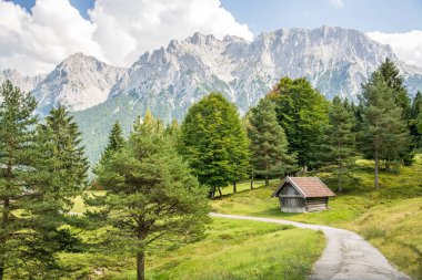 Karwendel'de Kuzey kireçtaşı Alpler'in en büyük dağ aralığıdır. Mittenwald Bavaria, Almanya için bir şehirdir.