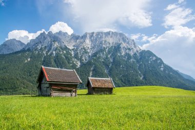 Karwendel'de Kuzey kireçtaşı Alpler'in en büyük dağ aralığıdır. Mittenwald Bavaria, Almanya için bir şehirdir.