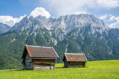 Karwendel'de Kuzey kireçtaşı Alpler'in en büyük dağ aralığıdır. Mittenwald Bavaria, Almanya için bir şehirdir.