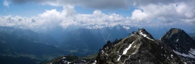 Aletsch Buzulu Doğu Bernese Alps İsviçre Valais kentinde en büyük buzul olduğunu.