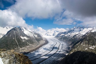 Aletsch Buzulu Doğu Bernese Alps İsviçre Valais kentinde en büyük buzul olduğunu.