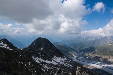 Aletsch Buzulu Doğu Bernese Alps İsviçre Valais kentinde en büyük buzul olduğunu.