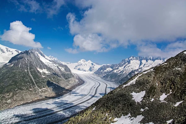 Aletsch Buzulu Doğu Bernese Alps İsviçre Valais kentinde en büyük buzul olduğunu.