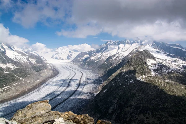 Aletsch Buzulu Doğu Bernese Alps İsviçre Valais kentinde en büyük buzul olduğunu.
