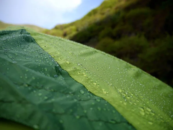 Foto Tecido Impermeável Verde Coberto Com Inúmeras Gotas Água Parte — Fotografia de Stock