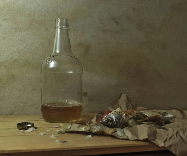 Uma Fotografia Retratando Uma Garrafa Cerveja Perto Está Peixe Seco — Fotografia de Stock