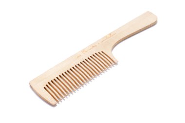 Beyaz bir arka plan üzerinde saç için ahşap bir tarak fotoğrafı