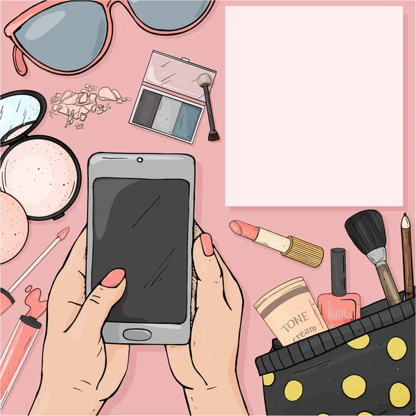 Ruka s smartphone a barevné předměty Dámské kosmetiky ve stylu skica. Dekorativní kosmetika pro tvář a hřebíky. Pro krásu, módní časopis, tištěná média, webové aplikace. Vysmívat se — Stockový vektor