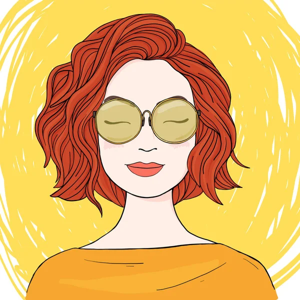 Hermosa mujer con el pelo rojo y gafas sobre fondo amarillo . — Archivo Imágenes Vectoriales