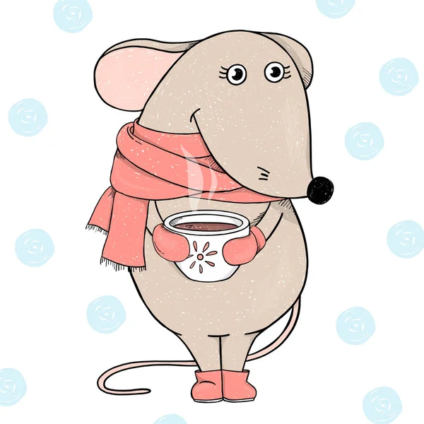 Lindo ratón en una bufanda roja sosteniendo una taza de té o café caliente y sonriendo. La postal para Nuevo año y la Navidad . — Vector de stock