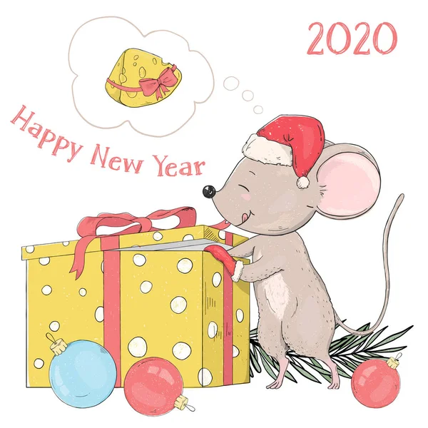 Yeni yıl 2020. Noel Baba şapkalı komik bir fare ile kartpostal bir hediye kutusuna tırmanıyor.