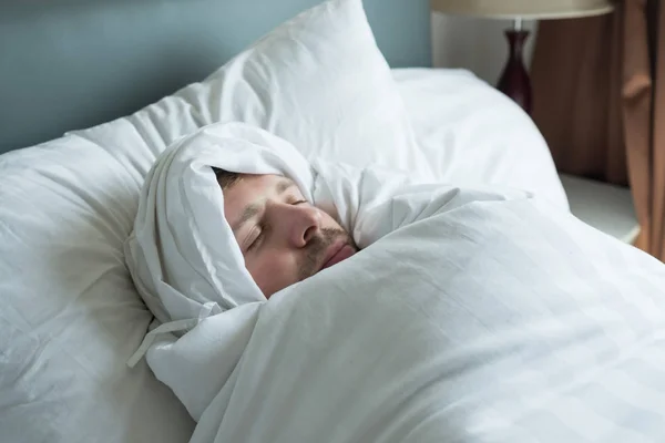 Guapo caucásico chico en cama durmiendo en casa — Foto de Stock