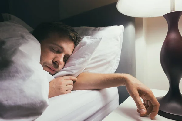 Красивий білий хлопець у ліжку сплячий будинок — стокове фото