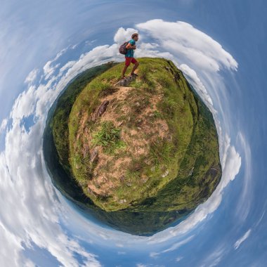 Beyaz uzun yürüyüşe çıkan kimse adamı bir dinlenme sırt çantası ile dağ tepe üzerinde.