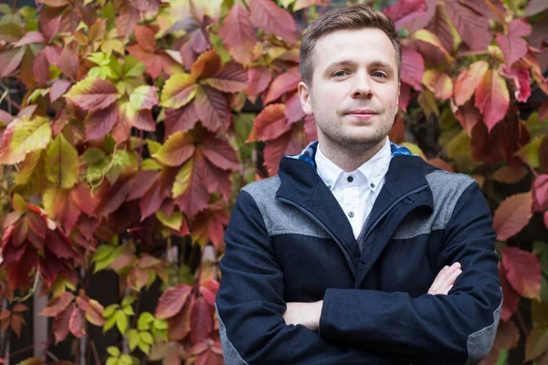 Openlucht portret van middelbare leeftijd Kaukasische man op de lente- of herfstdag — Stockfoto