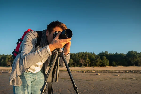 Konumu ve tripod üzerinde plaj ile fotoğraf ayakta yapım profesyonel fotoğrafçı