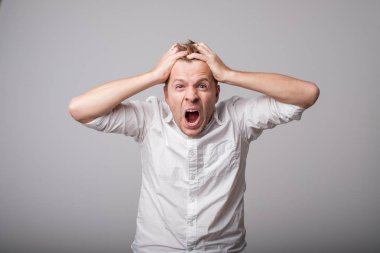 Beyaz adam yüksek sesle bağırarak.