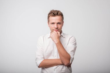 Akıllı bir ciddi genç adam ayakta portresi