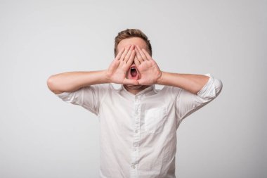 Çekici genç beyaz adam bağırarak.