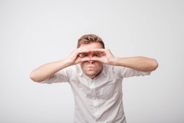 Uzakta görünen beyaz yakışıklı adam portresi.