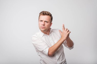 Beyaz adam elinde bir dun vardır beyaz gömlek gibi davranarak.