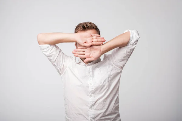 Portret van wanhopig triest Kaukasische man verbergen van zijn gezicht — Stockfoto