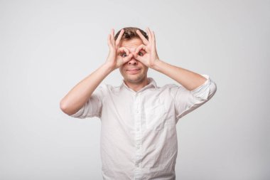 Beyaz adam elleriyle baykuş iz yapma.