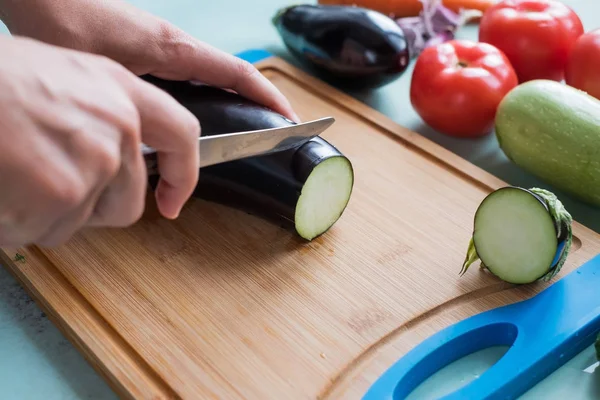 Cutting vegetables for dinner — Stock Photo, Image