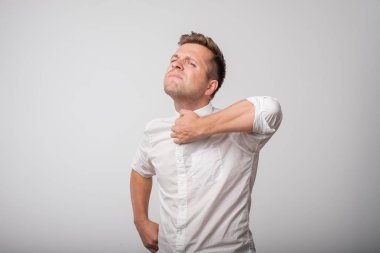 Beyaz gömlek feeeling rahatsız europeam erkekte.