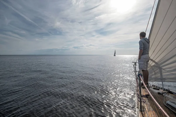Joven Hombre Europeo Pie Borde Del Yate Mirando Mar Viajando — Foto de Stock