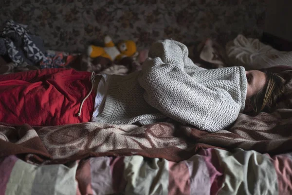 Mujer Caucásica Cerrando Cara Con Suéter Yacía Cama Sola Ella — Foto de Stock