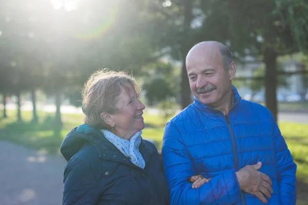 Ein Älteres Europäisches Paar Das Bei Schönem Frühlingswetter Auf Der — Stockfoto