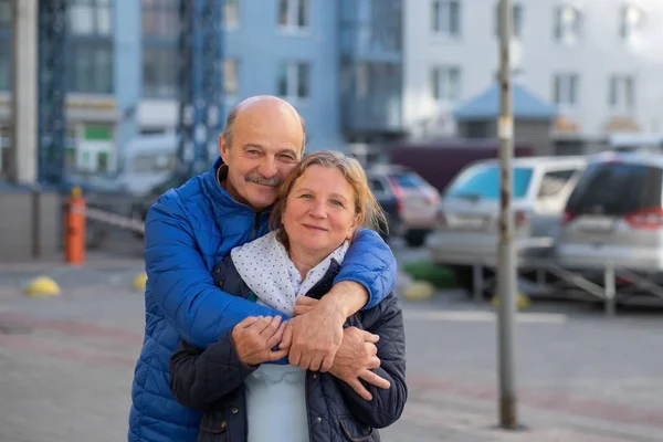 Äldre Europeiska Par Promenader Gatan Vid Bra Väder Våren Älskare — Stockfoto