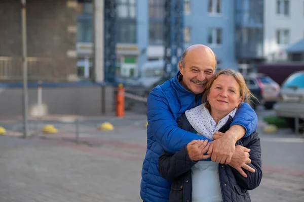 Зрелая Европейская Пара Гуляющая Улице Хорошую Погоду Весной Любовники Проводят — стоковое фото