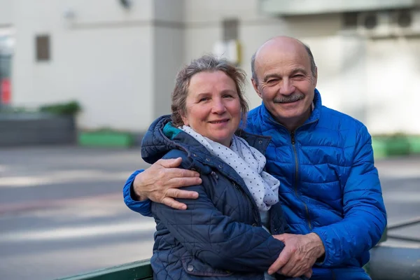 Äldre Europeiska Par Promenader Gatan Vid Bra Väder Våren Älskare — Stockfoto