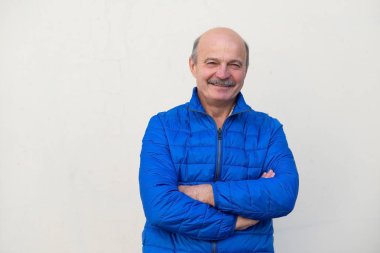 Mavi lacket silah ile üst düzey adam portresi ayakta açık geçti. Kendini emin olduğunu.