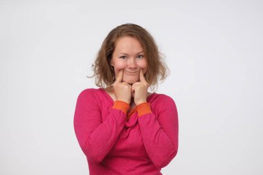 Avrupa kadın mutlu olmaya gibi. O kadar ağzını kenarlarını pinching. Üzgün yüz duygu