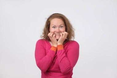 Avrupa kadın tırnaklarını ısırma. Çok heyecanlı, hissettiği büyük ŞA veya onun patron ya da aile iyi haber bekliyor